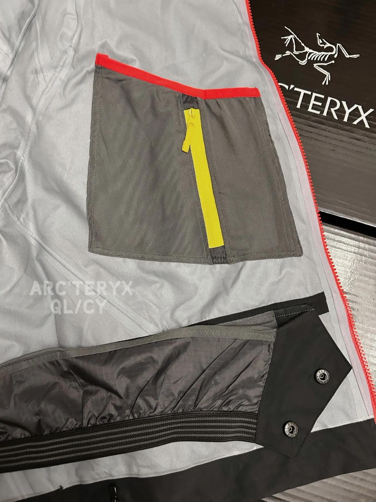 D 10 ARC‘TERYX rush SV GTX • ： Classic RUSH JACKET ，2021 Black ， logo、 Green， 。2025 RUSH JACKET ， ， 。 • ： ， ， ， 。 • ： ， GORE-TEX ， ， 。 • Breathable ： Breathable ， ， ， 。 • ： ， ， ， ， 。 • Wear-Resistant ： Wear-Resistant， ， ， 。 ： Size: S—2XL S 73 118 59 M 75 122 60 L 77 126 61 XL 79 130 62 XXL 81 134 63 , 1-2CM